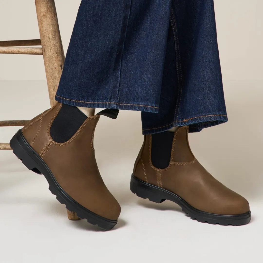 Visuel Yellow Shoes : bottes Chelsea en cuir brun portées avec un jean large