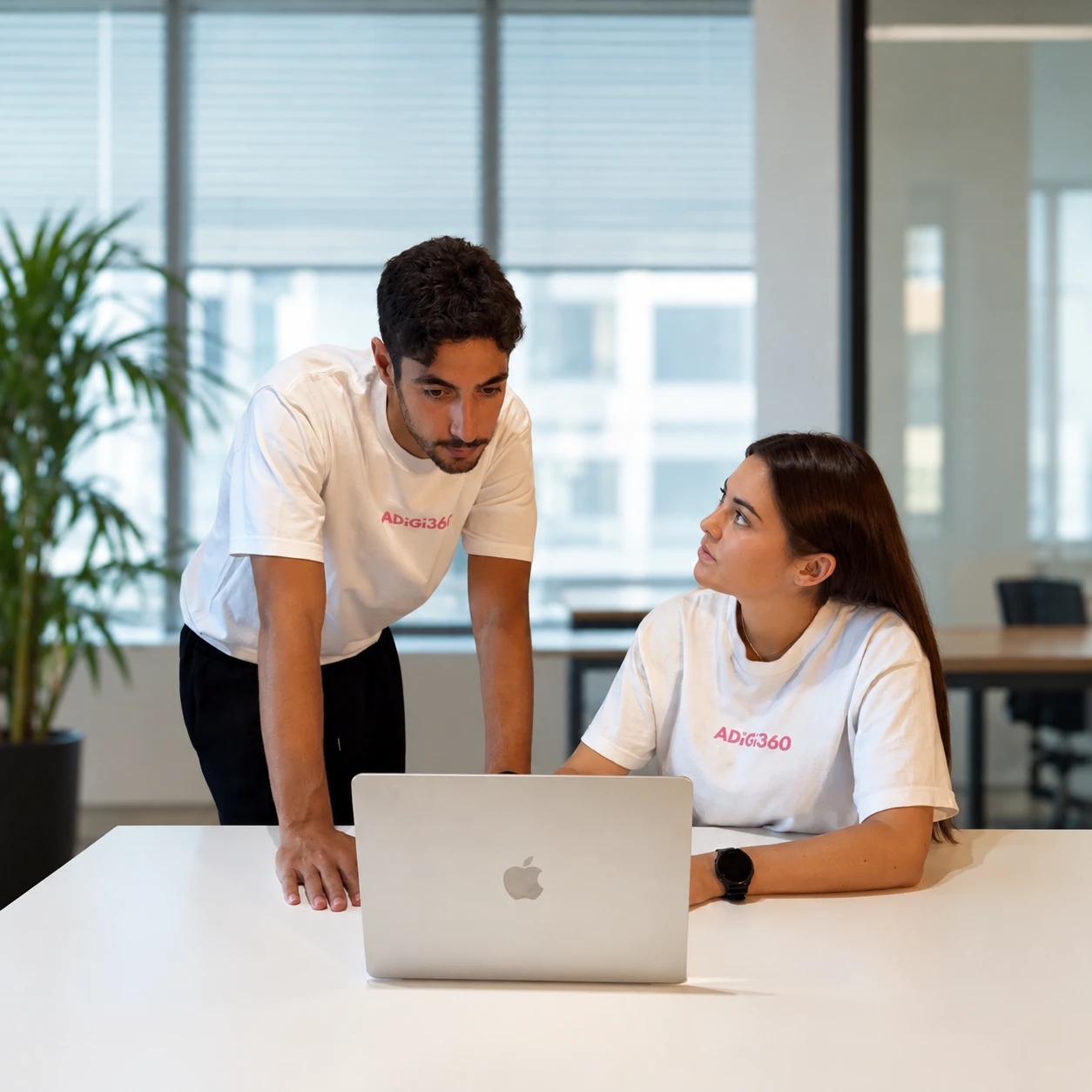 Alexis and Chloé working together on a laptop at the ADIGI360 office